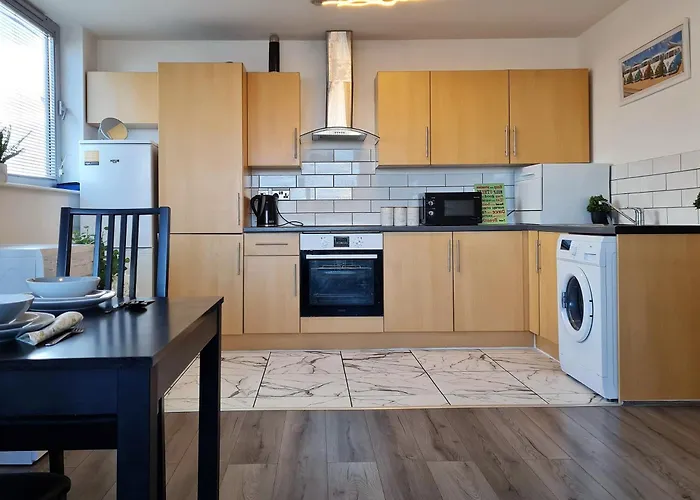 Sidemersey Livings - Central And Quiet 2-Bedroom Apartment