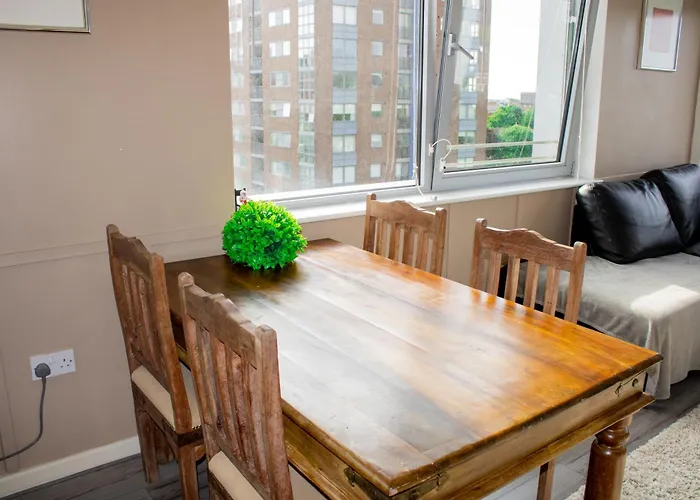 Sidemersey Livings - Central And Quiet 2-Bedroom Apartment